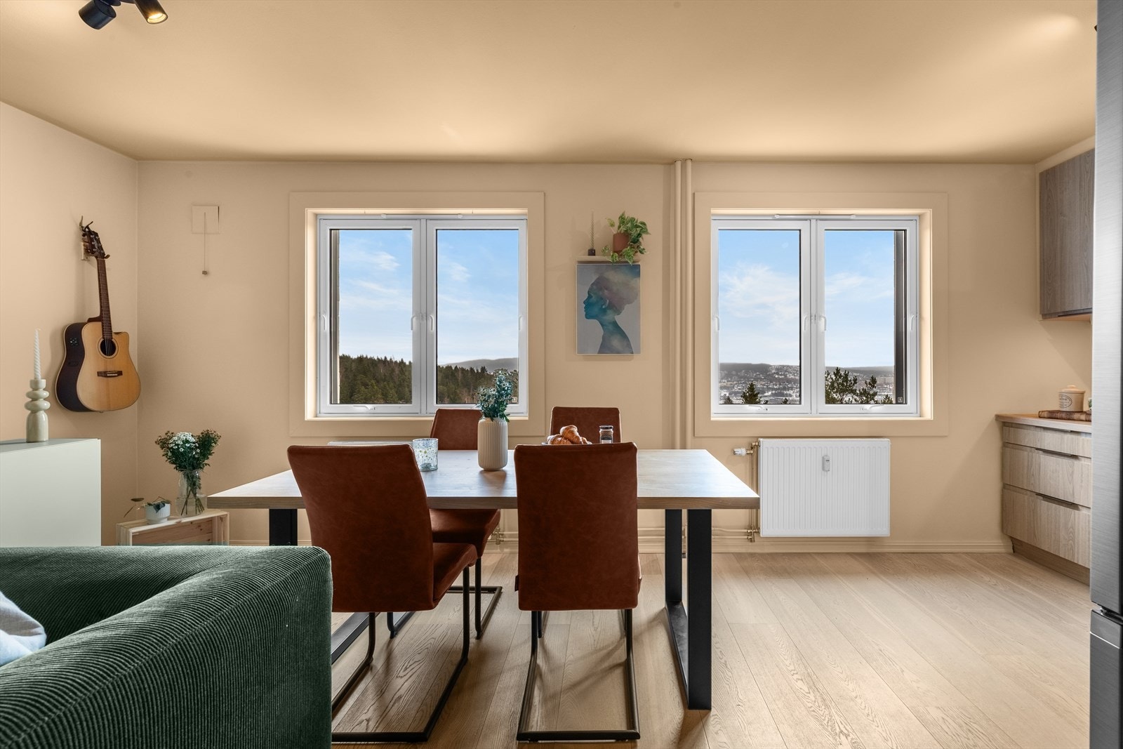 De store vinduene slipper inn rikelig med dagslys, og sammen med den gode takhøyden gir det rommet en luftig og åpen følelse Galleribilde