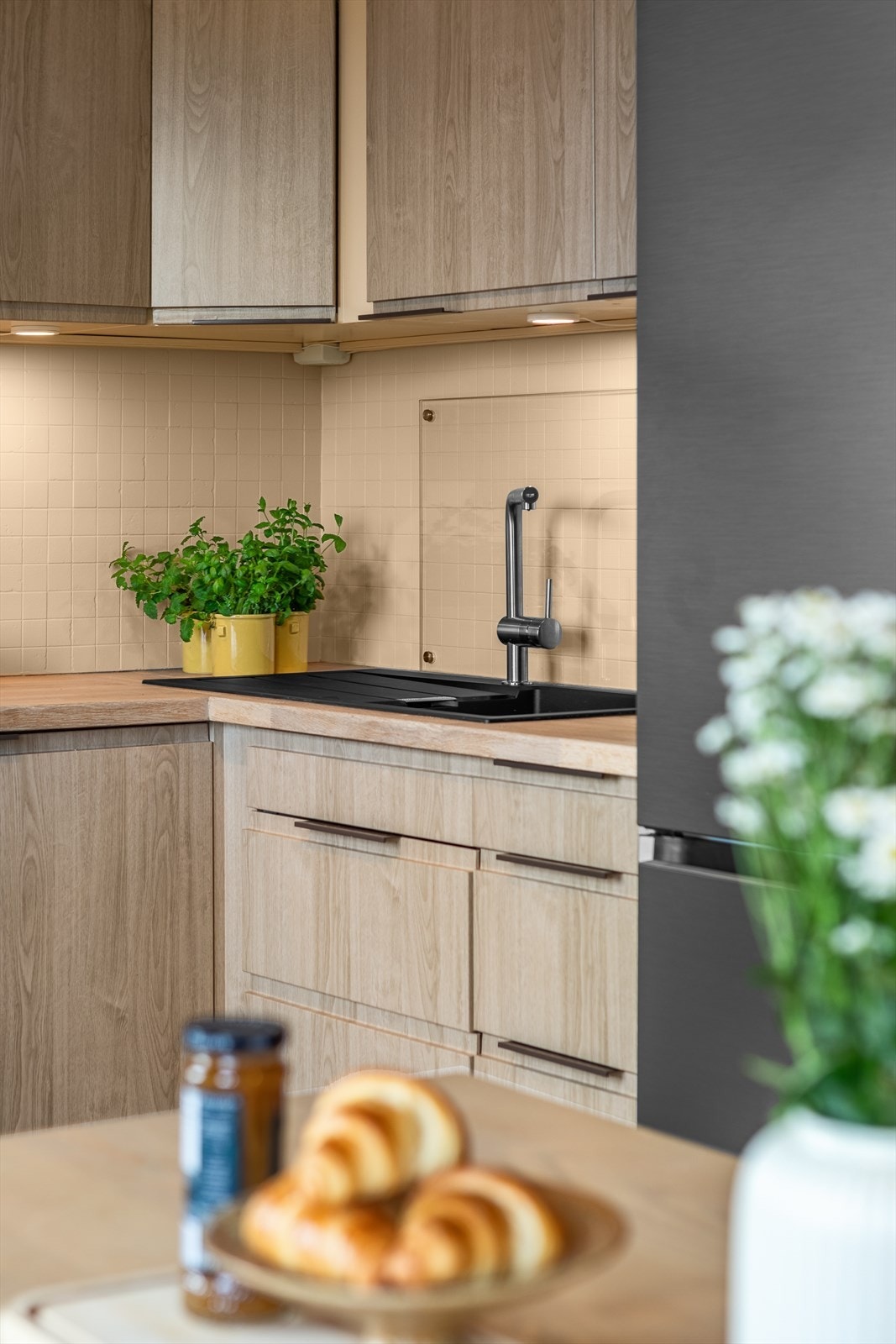 Under skapene er det montert belysning som gir et godt og funksjonelt arbeidslys. Galleribilde