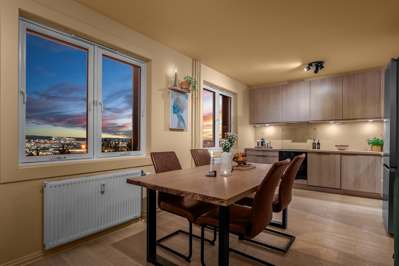 Leiligheten har gjennomgått en betydelig oppussing mellom 2023 og 2026, og fremstår i dag som svært moderne og stilfull. Galleribilde