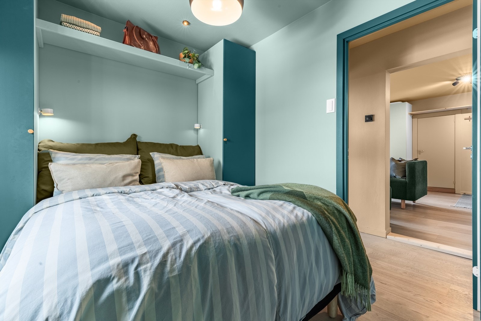 Leiligheten byr på to soverom som begge fremstår som lyse og behagelige, men med hvert sitt uttrykk. Galleribilde