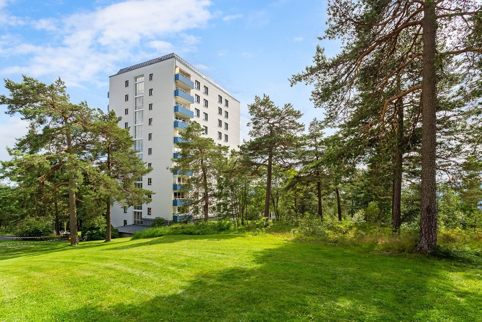 Sameiet oppleves som hyggelig og veldrevet, med store grønne fellesarealer som gir et rolig og trivelig bomiljø Galleribilde