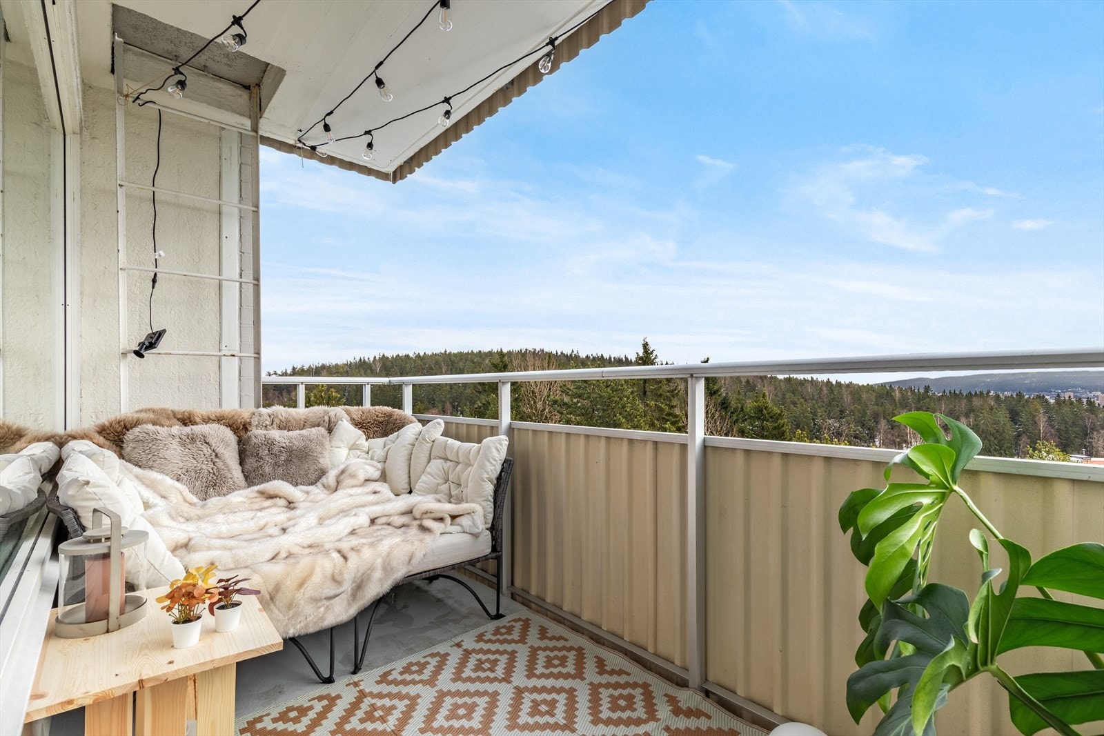 Balkongen er på ca. 5,6 m² og gir plass til en fin og hyggelig sittegruppe. Galleribilde