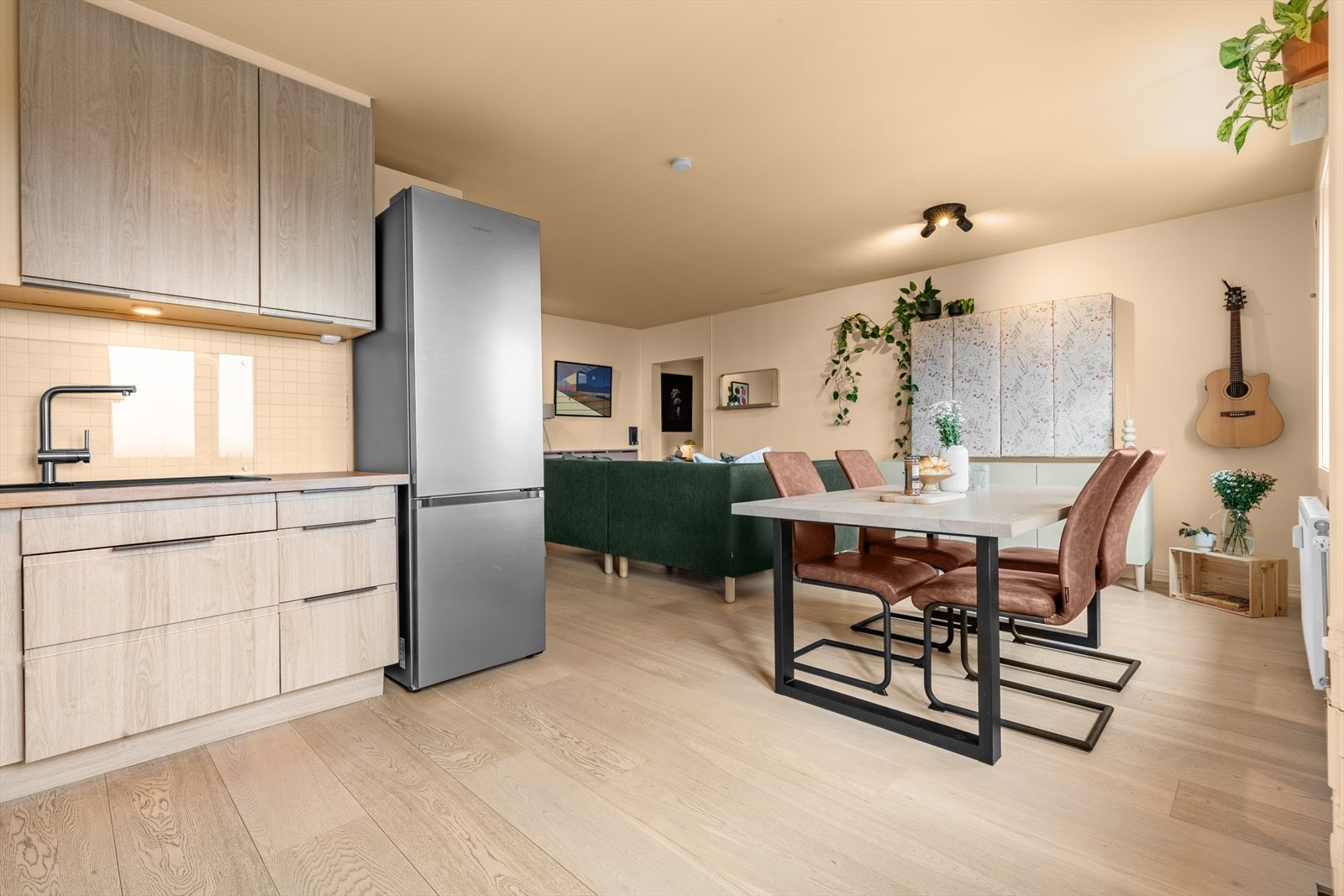 Kjøkkenet ligger i åpen løsning mot stuen og byr på godt med plass til et romslig spisebord. Galleribilde