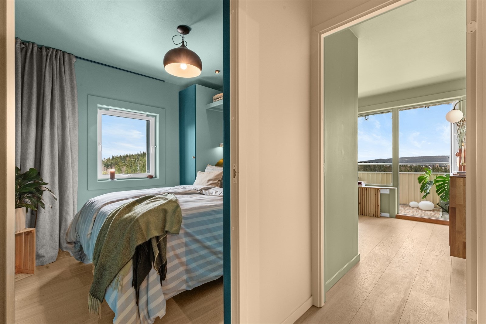 Fra stuen har du videre inngang til boligens to soverom. Galleribilde