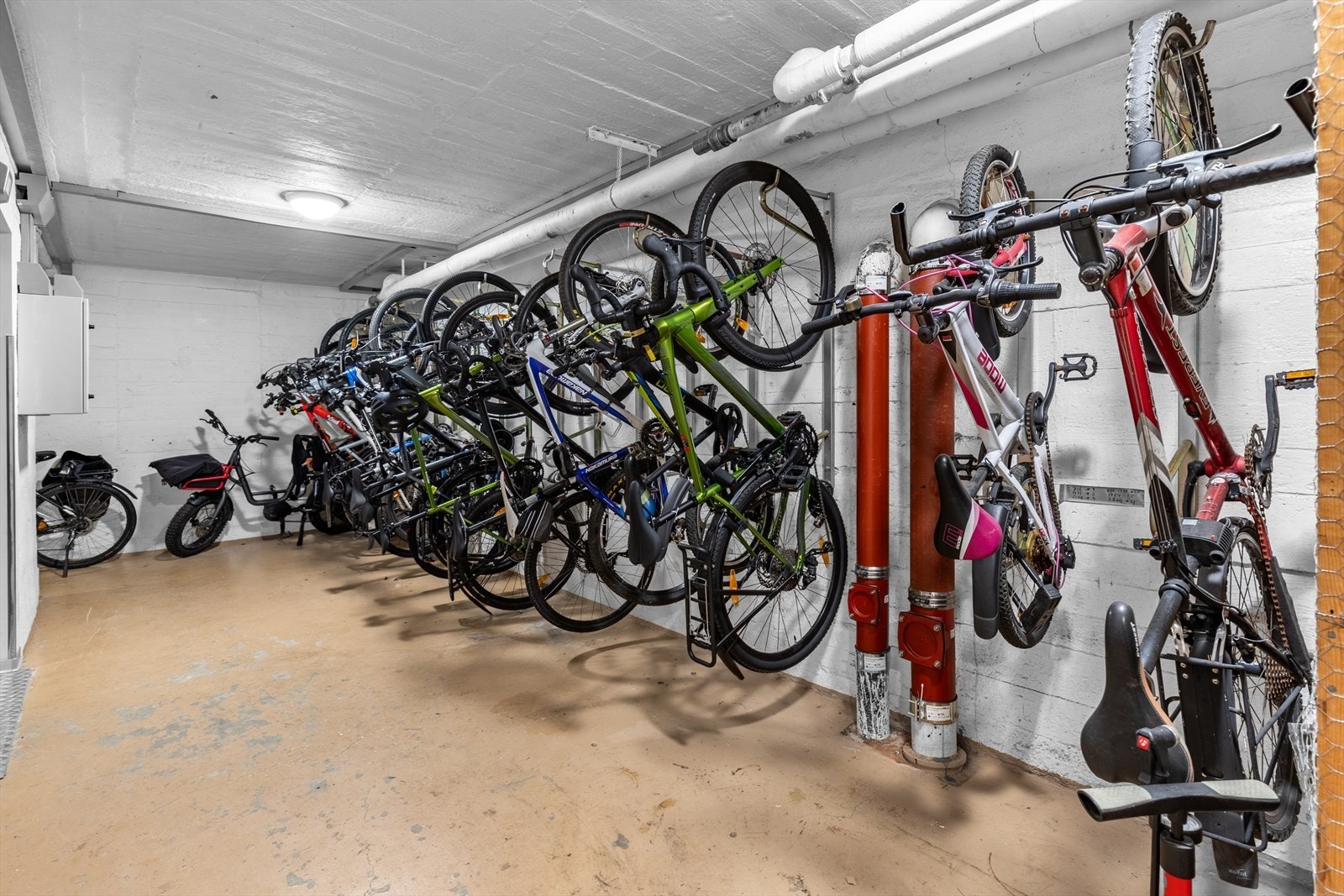 Sameiet disponerer en romslig og praktisk felles sykkelbod som gir beboerne trygg og enkel oppbevaring av sykler. Galleribilde