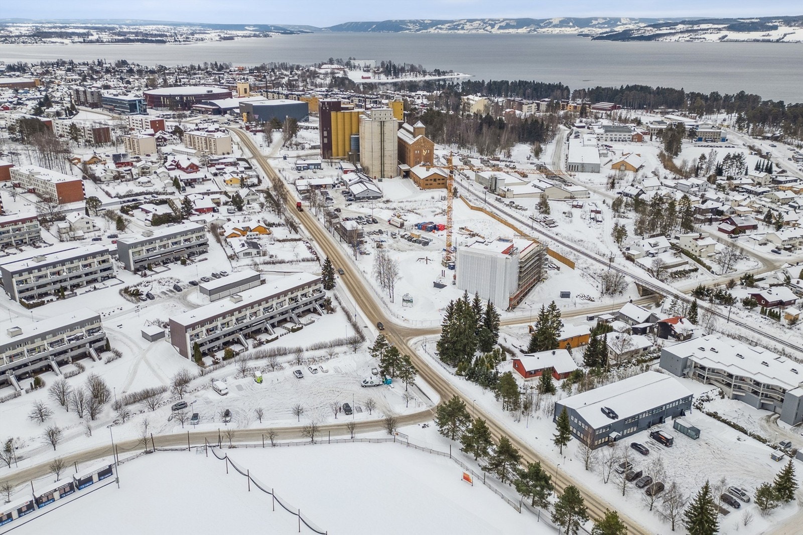 Fra eiendommen er det kort vei til både Mjøsa, matbutikk, skole og barnehage, samt ca. 2,5 km til Hamar sentrum. Galleribilde