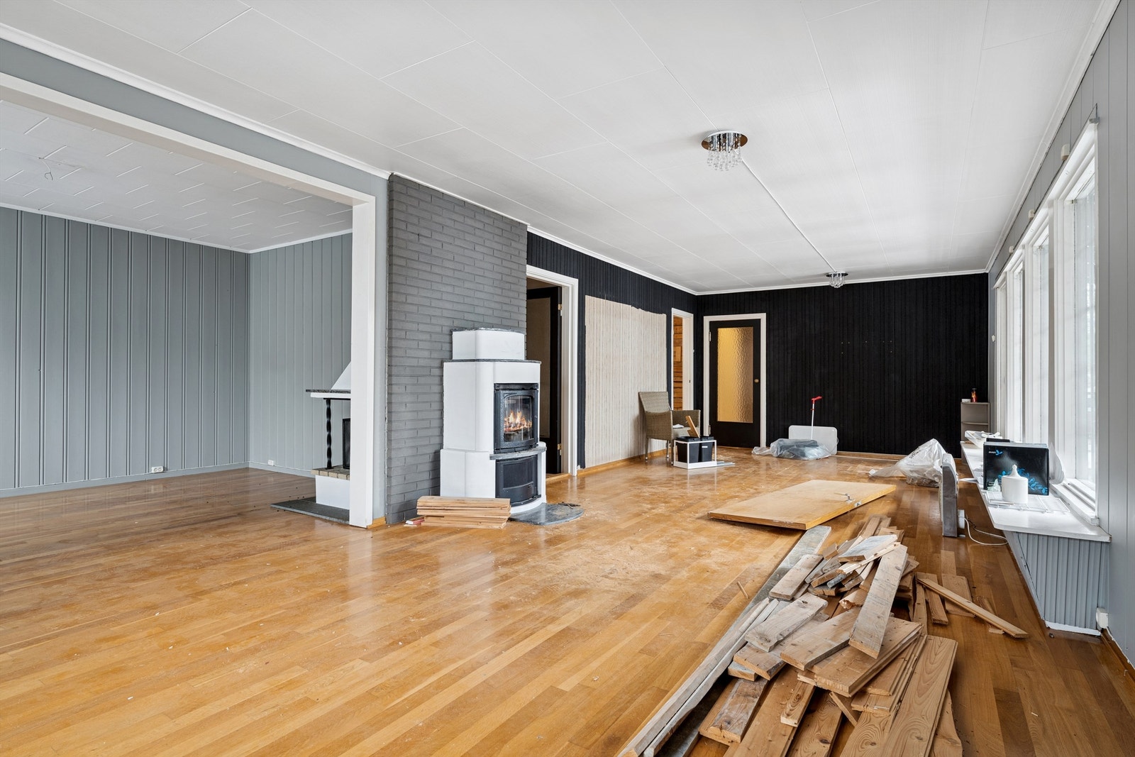 Stue med god plass til flere møbleringssoner. Galleribilde