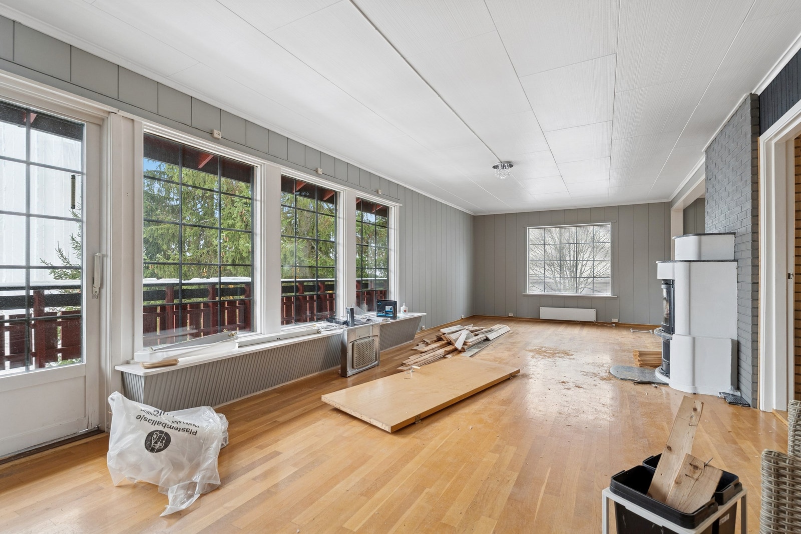 Boligen bærer preg av påbegynte oppussingsprosjekter som ikke er fullført. Galleribilde