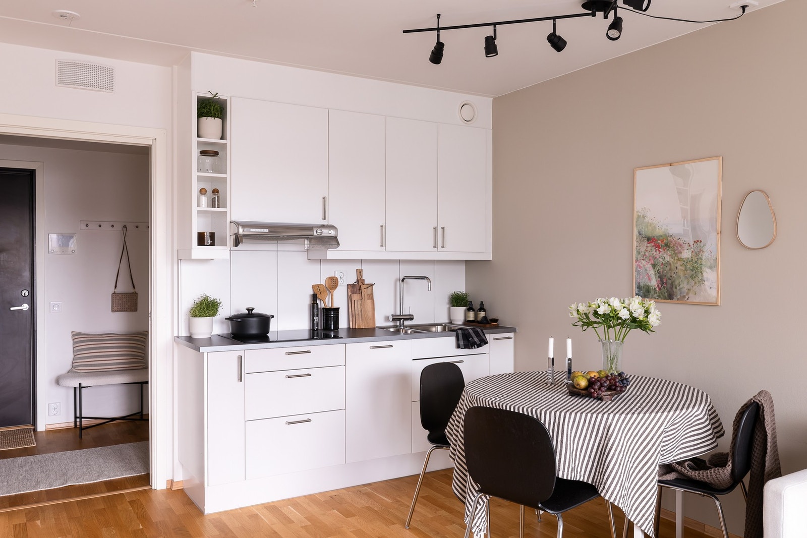 Stilrent kjøkken fra Marbodal med slette, lakkerte fronter og laminat benkeplate med fliser over. Galleribilde