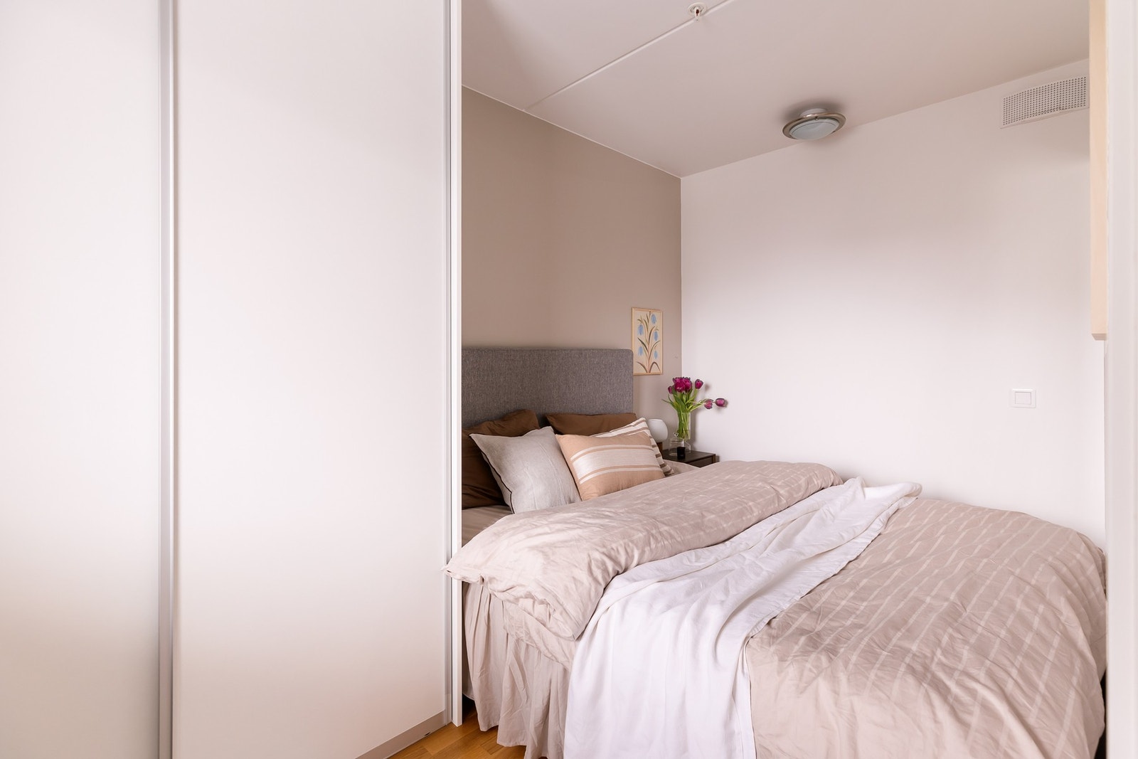 Rommet har plass til dobbeltseng, nattbord og garderobeskap. Galleribilde