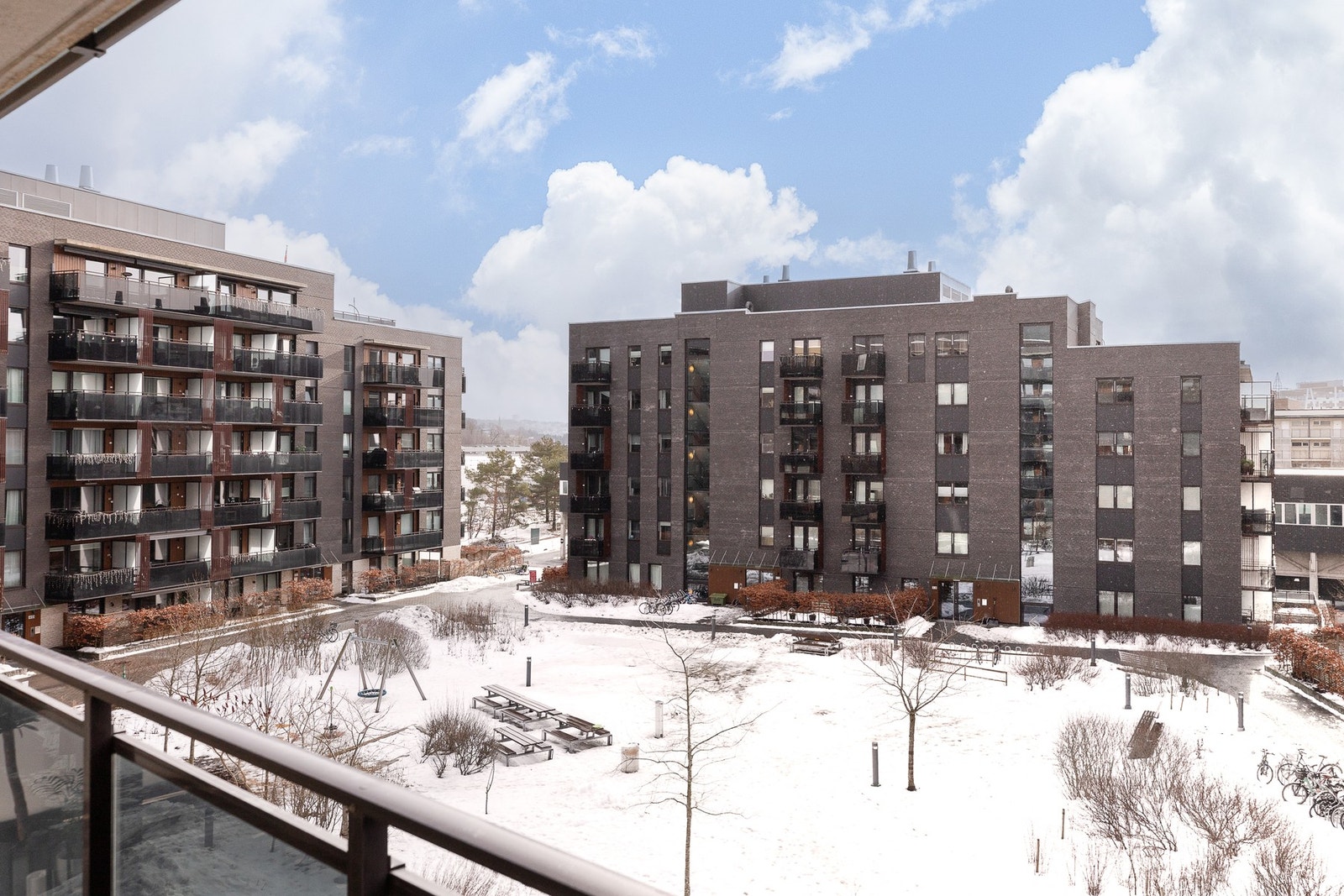 Fra balkongen er det utsikt over fellesområdet. Galleribilde