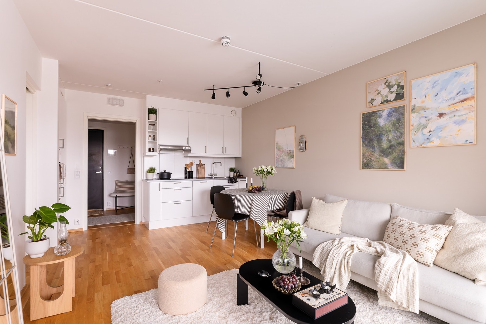 Lys og luftig stue med åpen stue-/kjøkkenløsning som skaper en sosial sone. Galleribilde