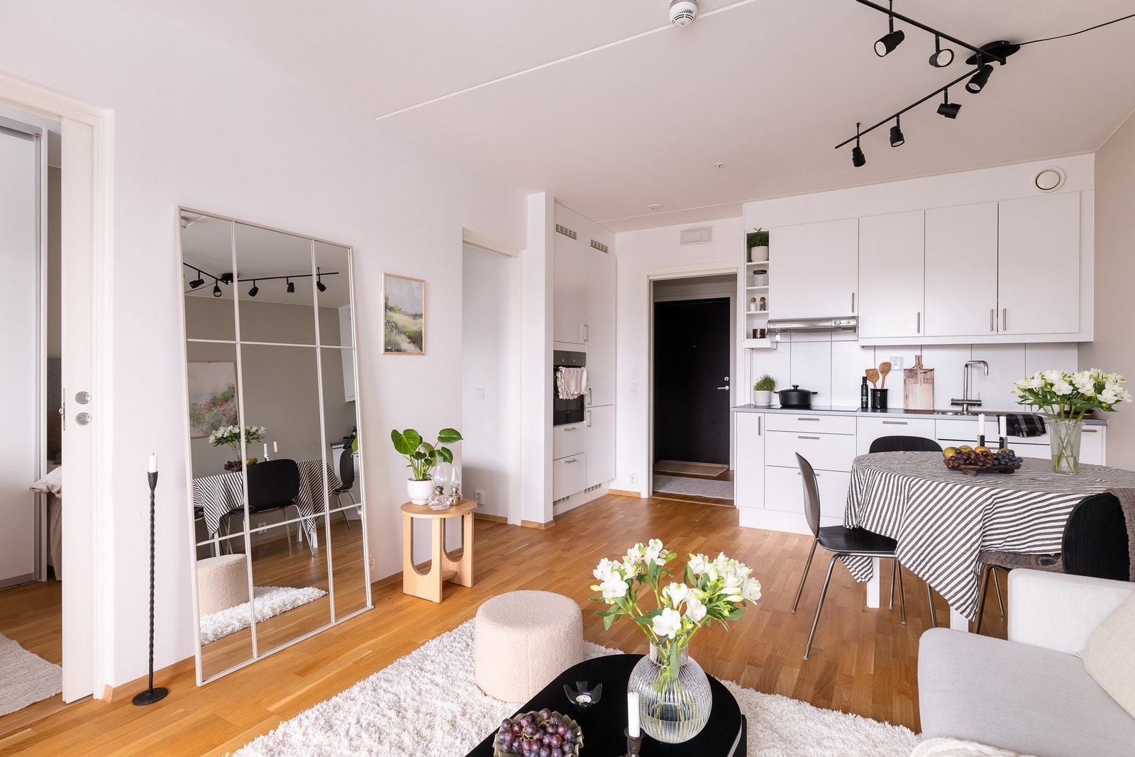 Gulvene er belagt med eikeparkett og veggene har malte flater i tidsriktige farger. Galleribilde