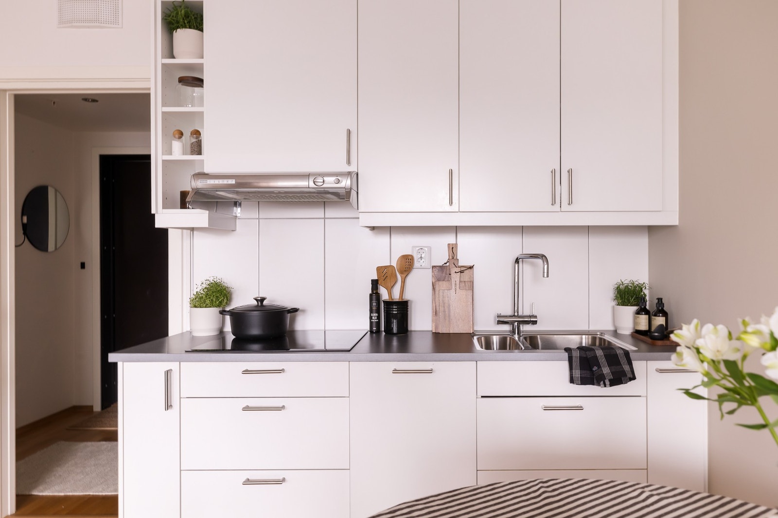 Kjøkkenet er godt utstyrt med integrert koketopp, stekeovn, oppvaskmaskin og kjøl-/fryseskap. Galleribilde