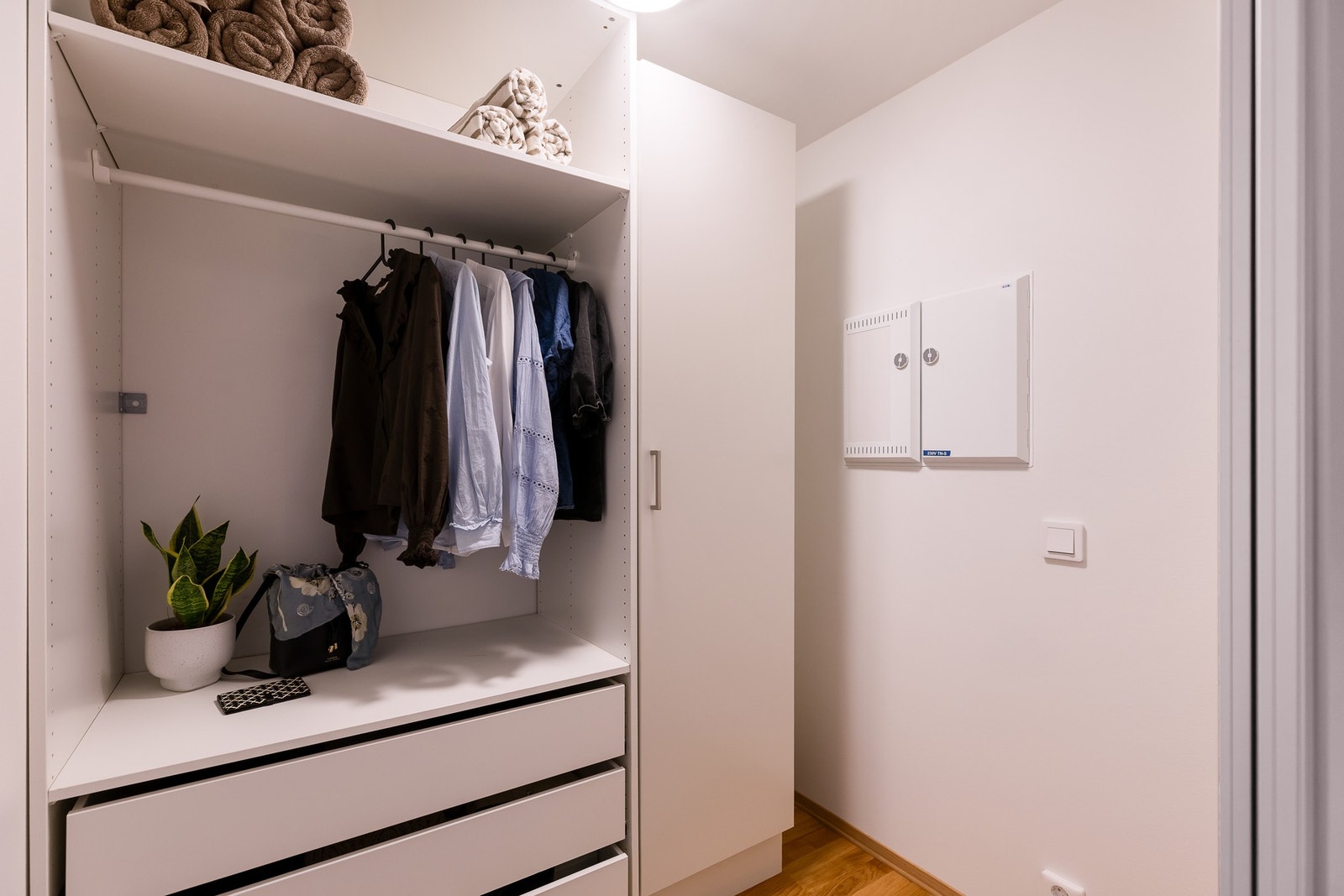 Her er det god plass til møblement for sko og yttertøy, samt direkte adkomst til et praktisk garderoberom via skyvedører med speilfront. Galleribilde