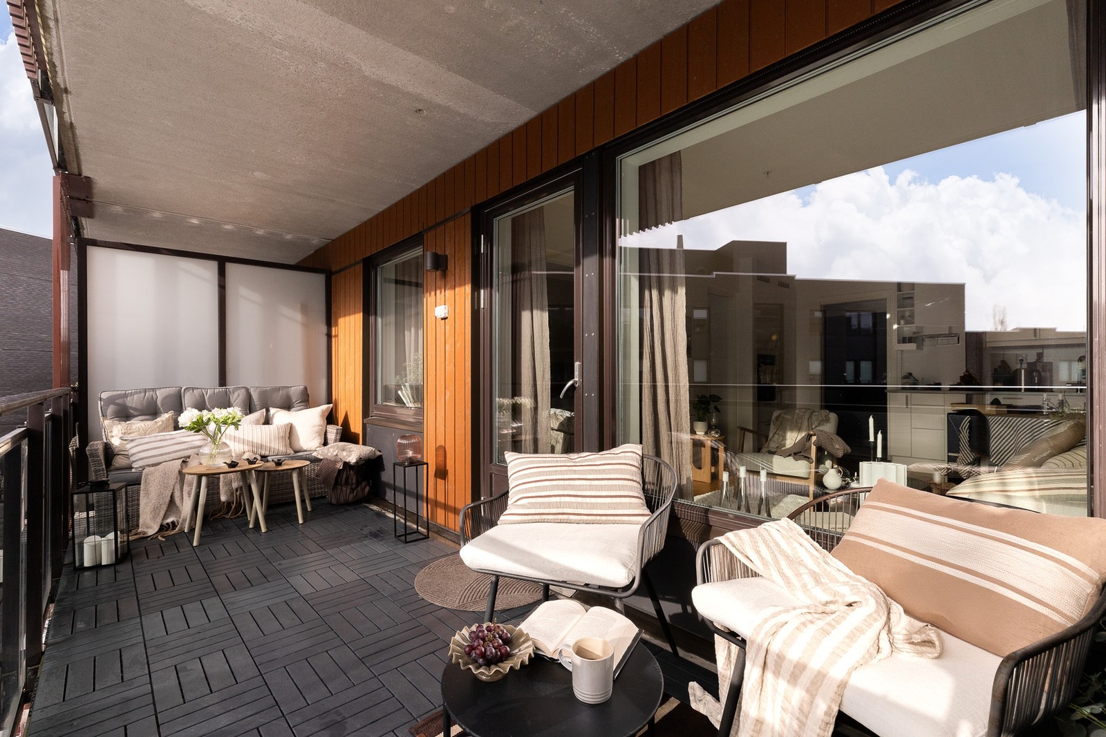 Balkongene er på ca. 11,7 kvm og har PVC-fliser på gulv, samt både belysning og stikkontakt. Galleribilde