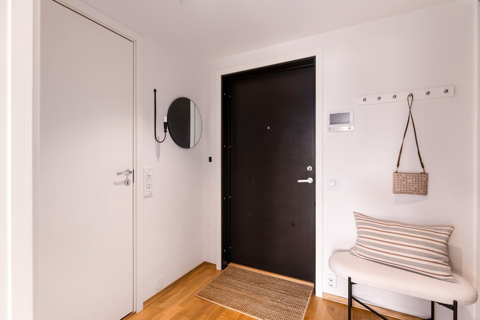 Leiligheten ønsker deg velkommen med en romslig og innbydende entré. Galleribilde