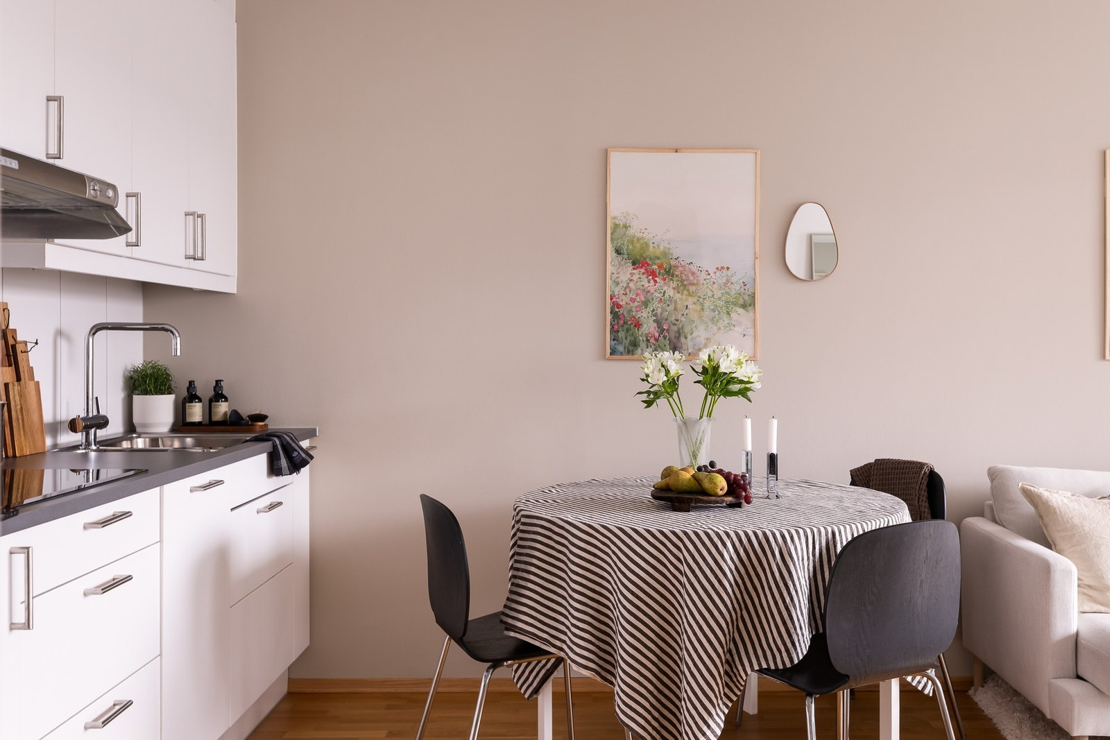 Ventilator i stål og glass gir et moderne uttrykk, og integrert komfyrvakt i ventilatoren sørger for økt trygghet. Galleribilde