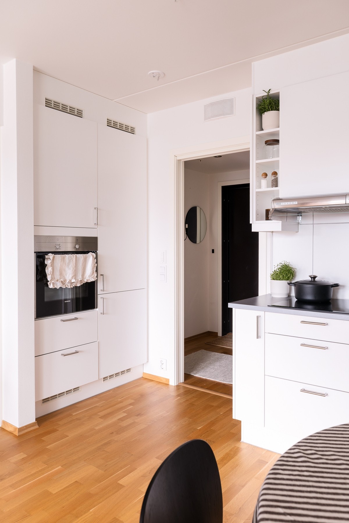 Takhøyden er målt til ca. 2,5 meter, noe som bidrar til den åpne og luftige følelsen. Galleribilde