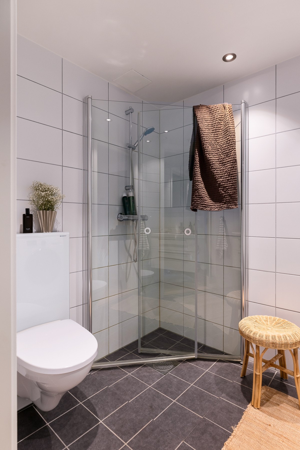 Varmekabler i gulv gir ekstra komfort, og det er opplegg for vaskemaskin. Galleribilde