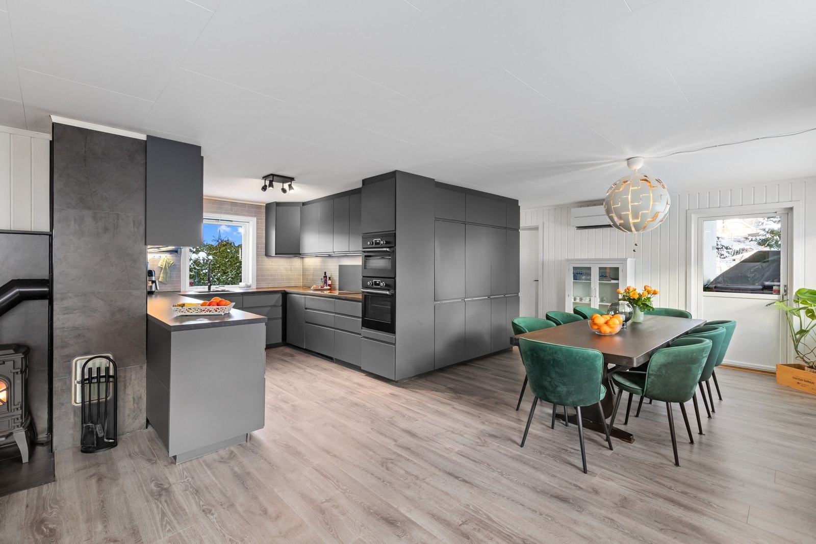 Det er god plass til spisestue i praktisk nærhet til kjøkken. Galleribilde