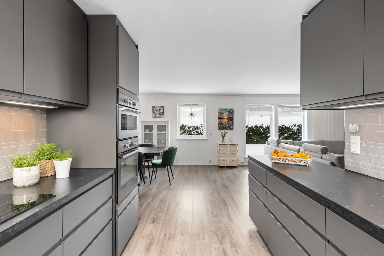 Kjøkken med stuen i bakgrunn. Galleribilde