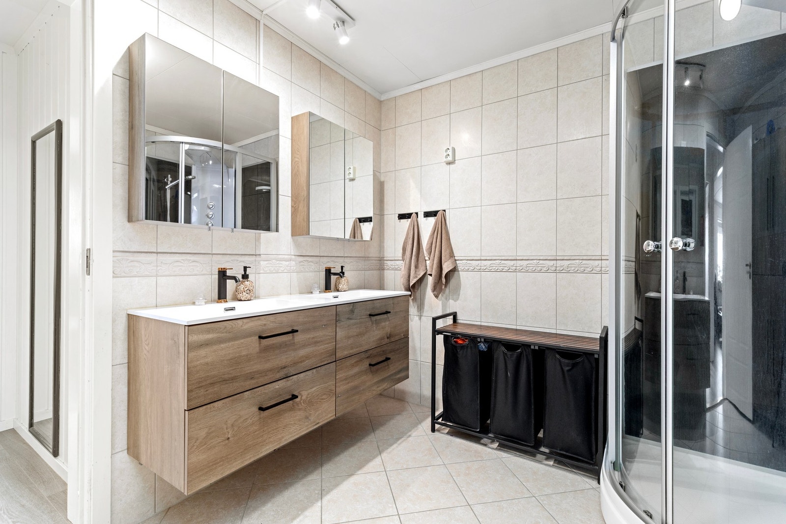 Skuffeinnredning med speilskap over. Galleribilde