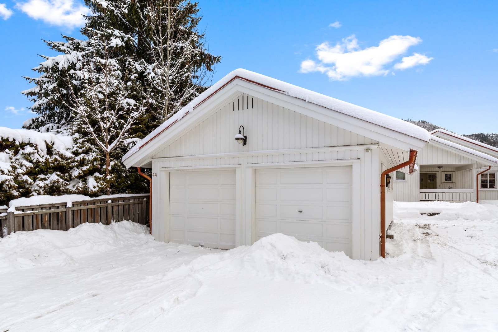 Man disponerer halvpart av garasje. Galleribilde