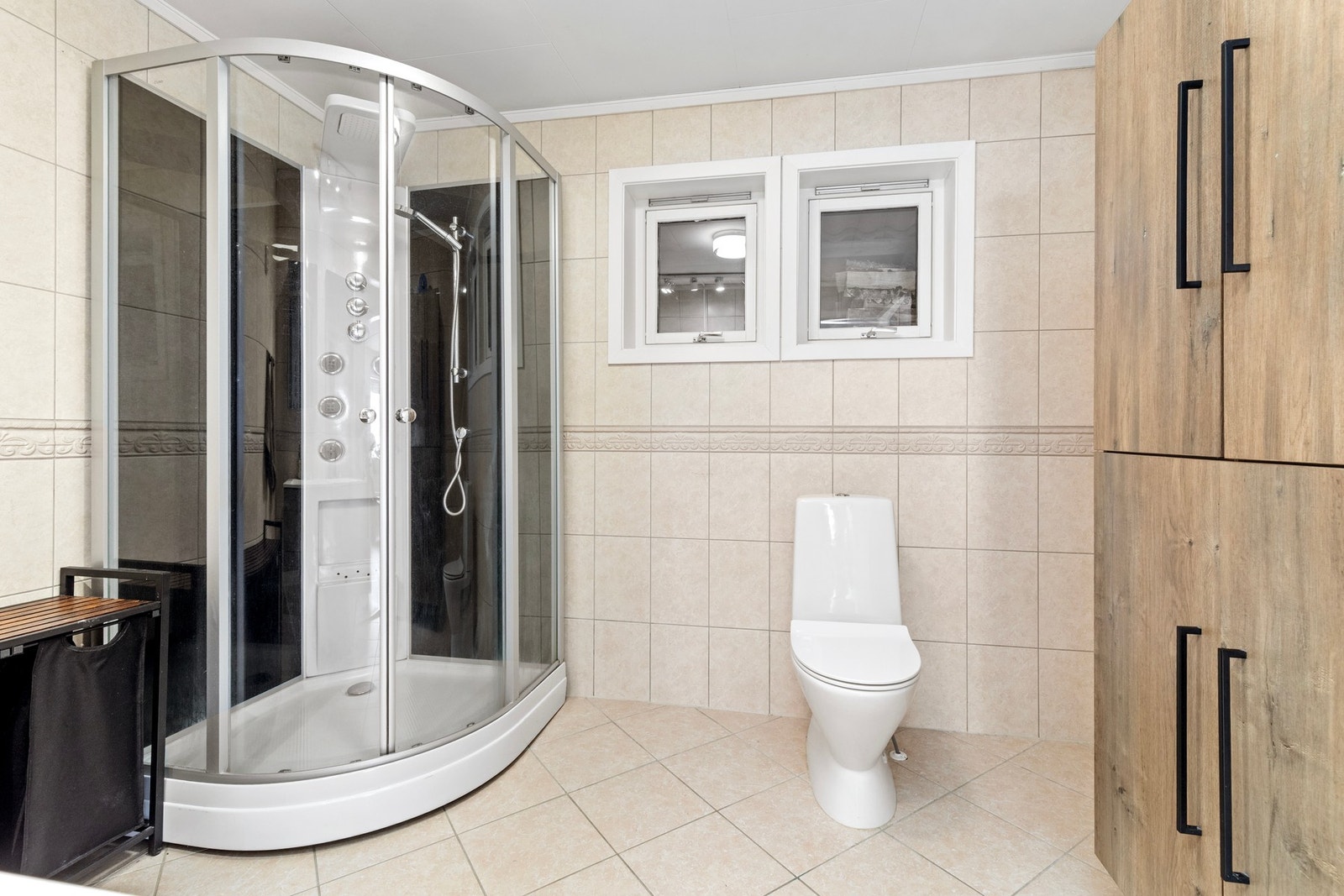 Pent, flislagt bad. Galleribilde