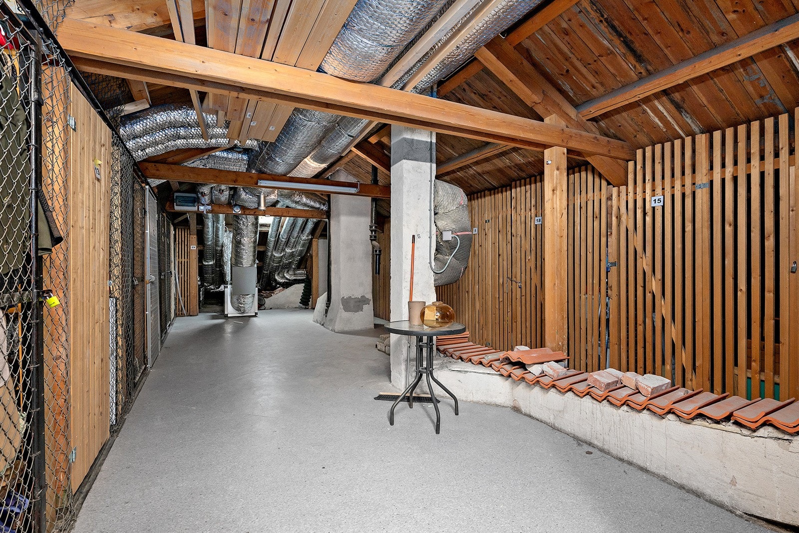 Boligen disponerer 1 loftsbod uten måleverdig areal grunnet lav takhøyde. Gulvareal ca. 4,5 m² Galleribilde