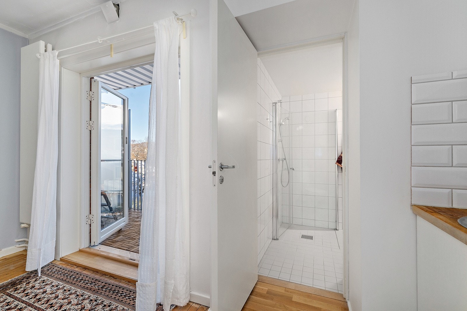 Adkomst fra stue til balkong flott tofløyet balkongdør Galleribilde