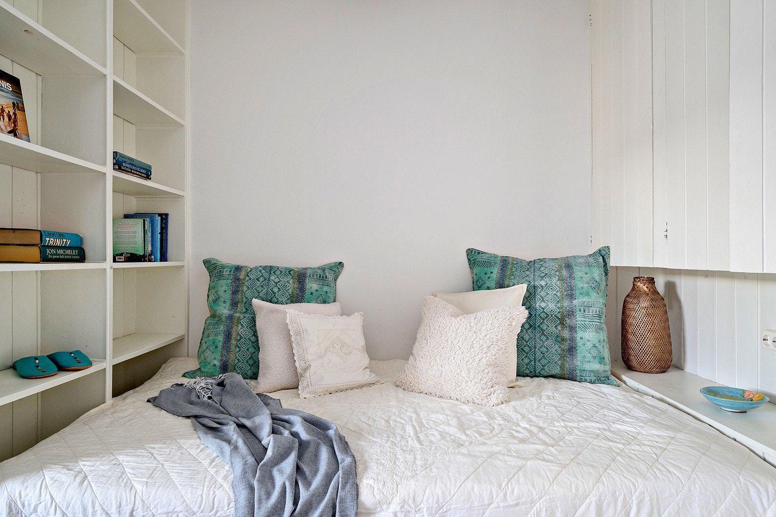 Plassbygd skap på høyre side av sengen samt hyller på venstre side Galleribilde