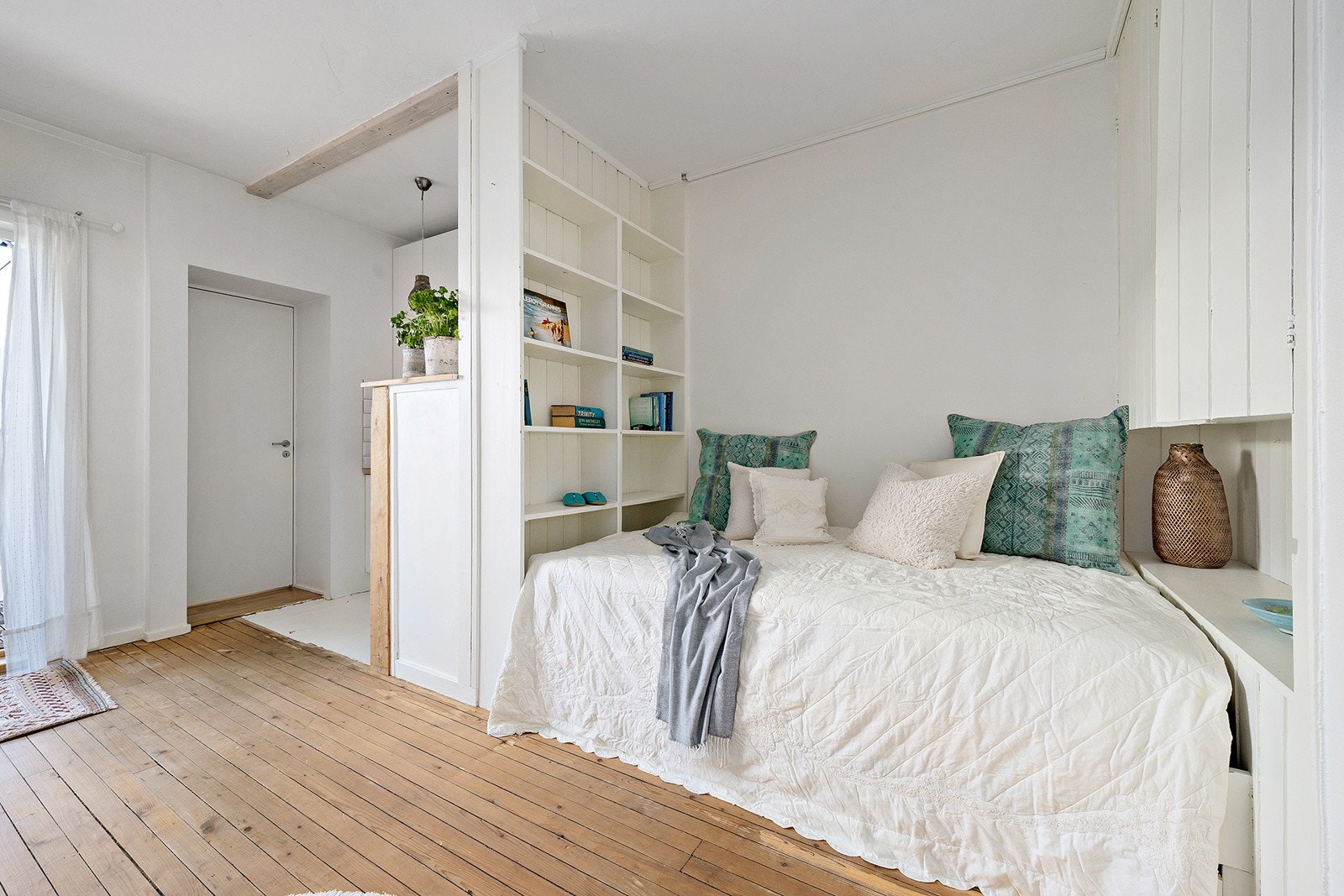 Flott plassbygd seng med stor skuff under Galleribilde