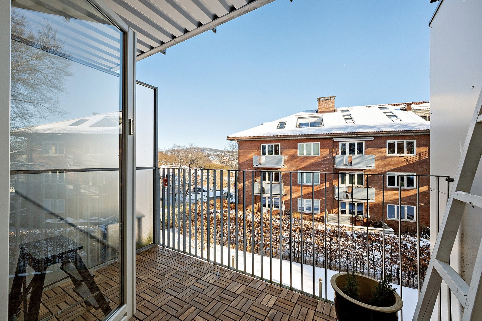 Utgang fra stue til østvendt balkong på ca. 5 m². Gulv belagt med trefliser. Galleribilde