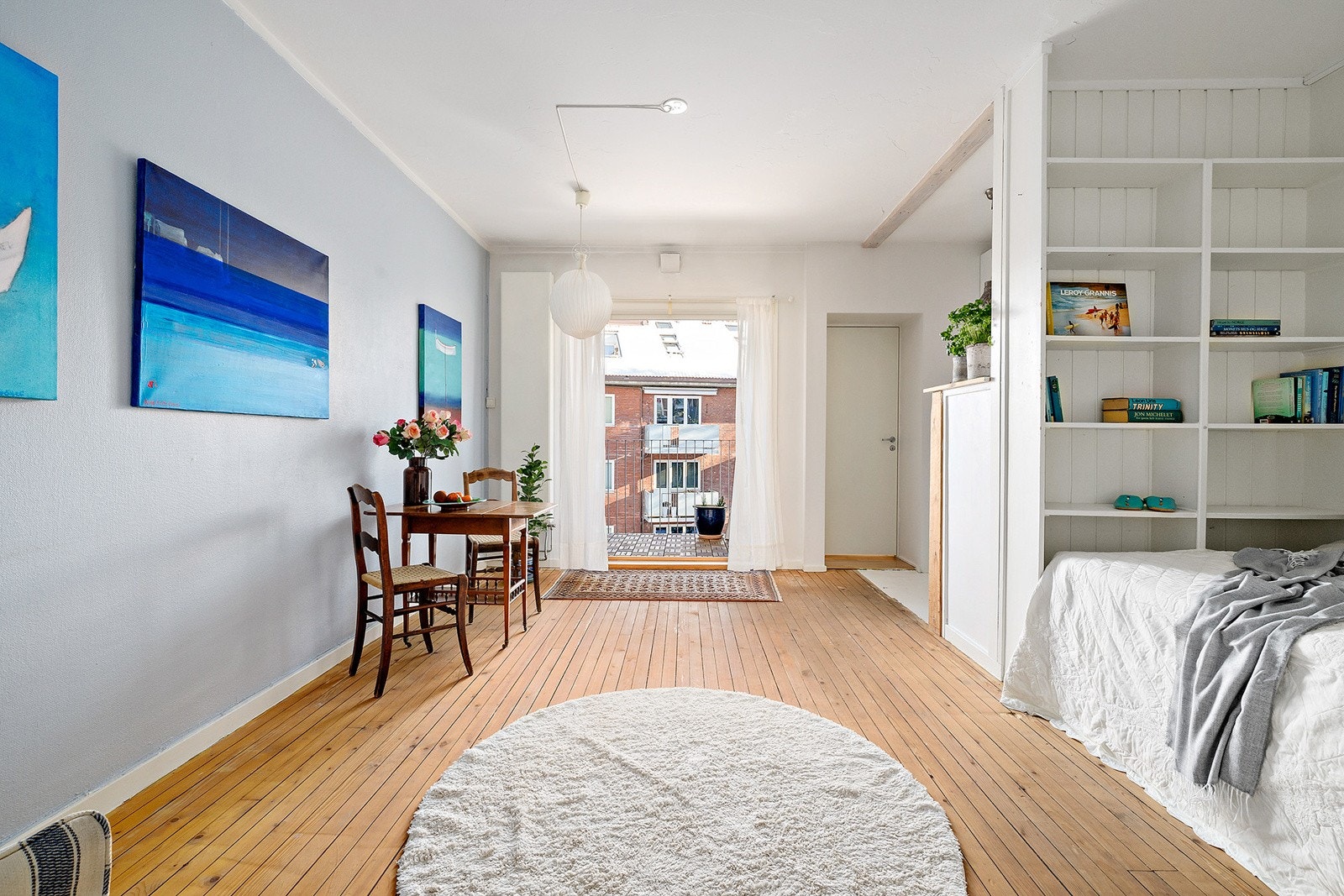 Stue med plass til sofa og spisebord Galleribilde