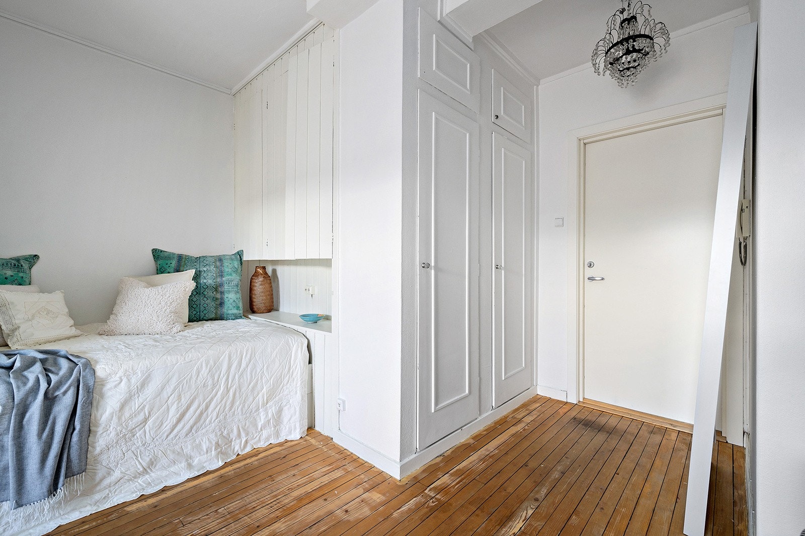 Garderobeskap ved inngangsdøren Galleribilde