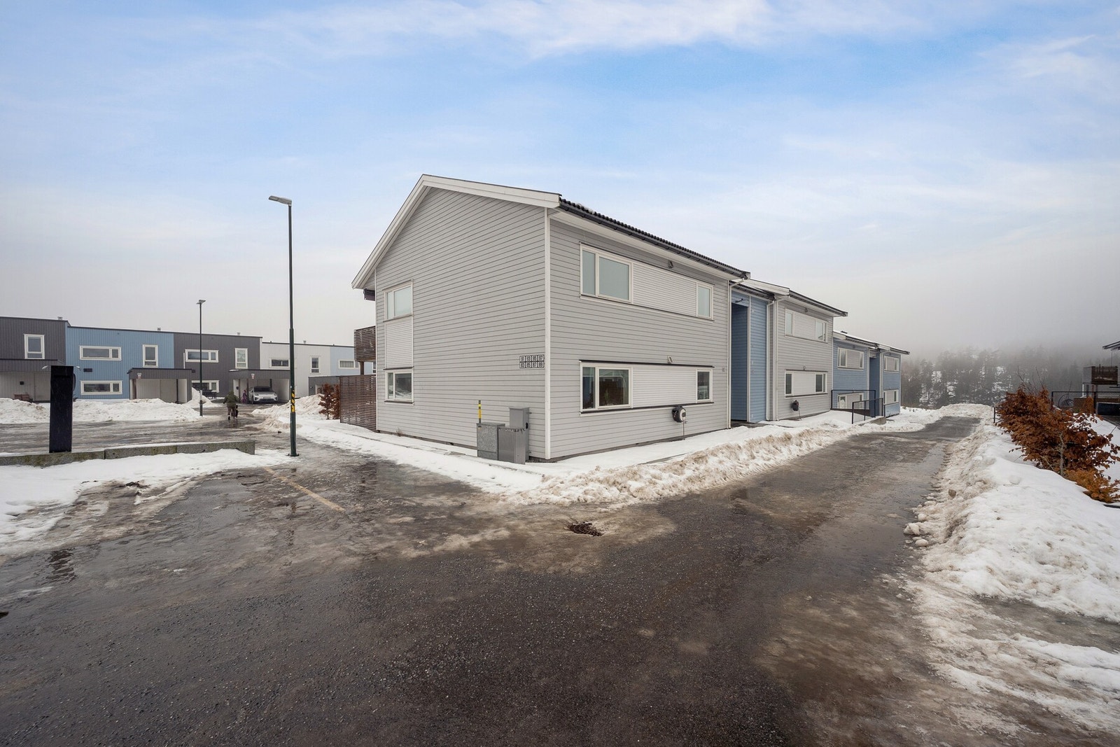 Her får du en perfekt kombinasjon av landlig ro og mer sentral beliggenhet, med 28min til Oslo S og 10-15min til Ski. Galleribilde