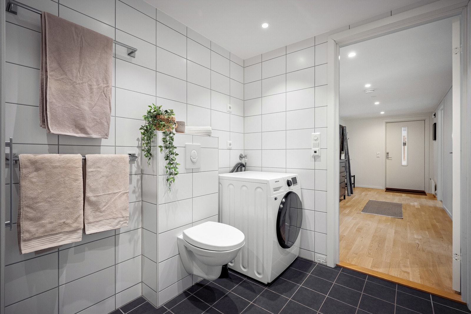 Badet er fra byggeår (2018) og fremstår moderne og tidsriktig med flislagte overflater og behagelig gulvvarme. Galleribilde