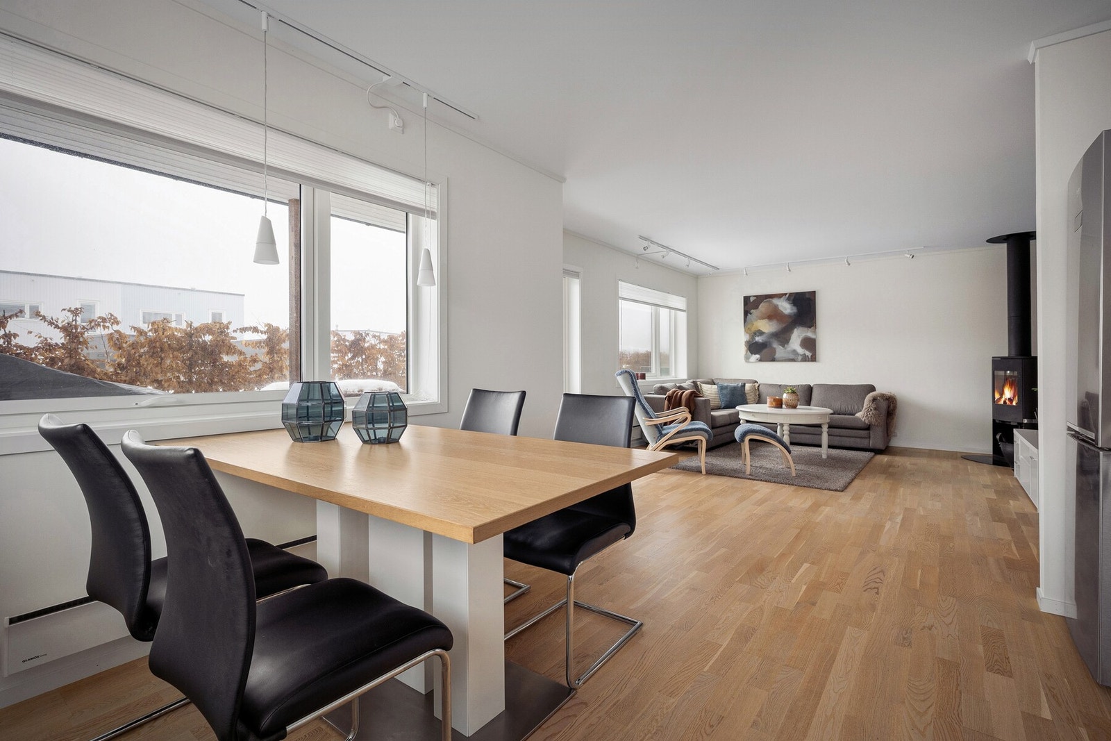 Fra stuen er det direkte utgang til en sydvestvendt markterrasse på ca. 39 m², som fungerer som en naturlig forlengelse av oppholdsarealet. Galleribilde