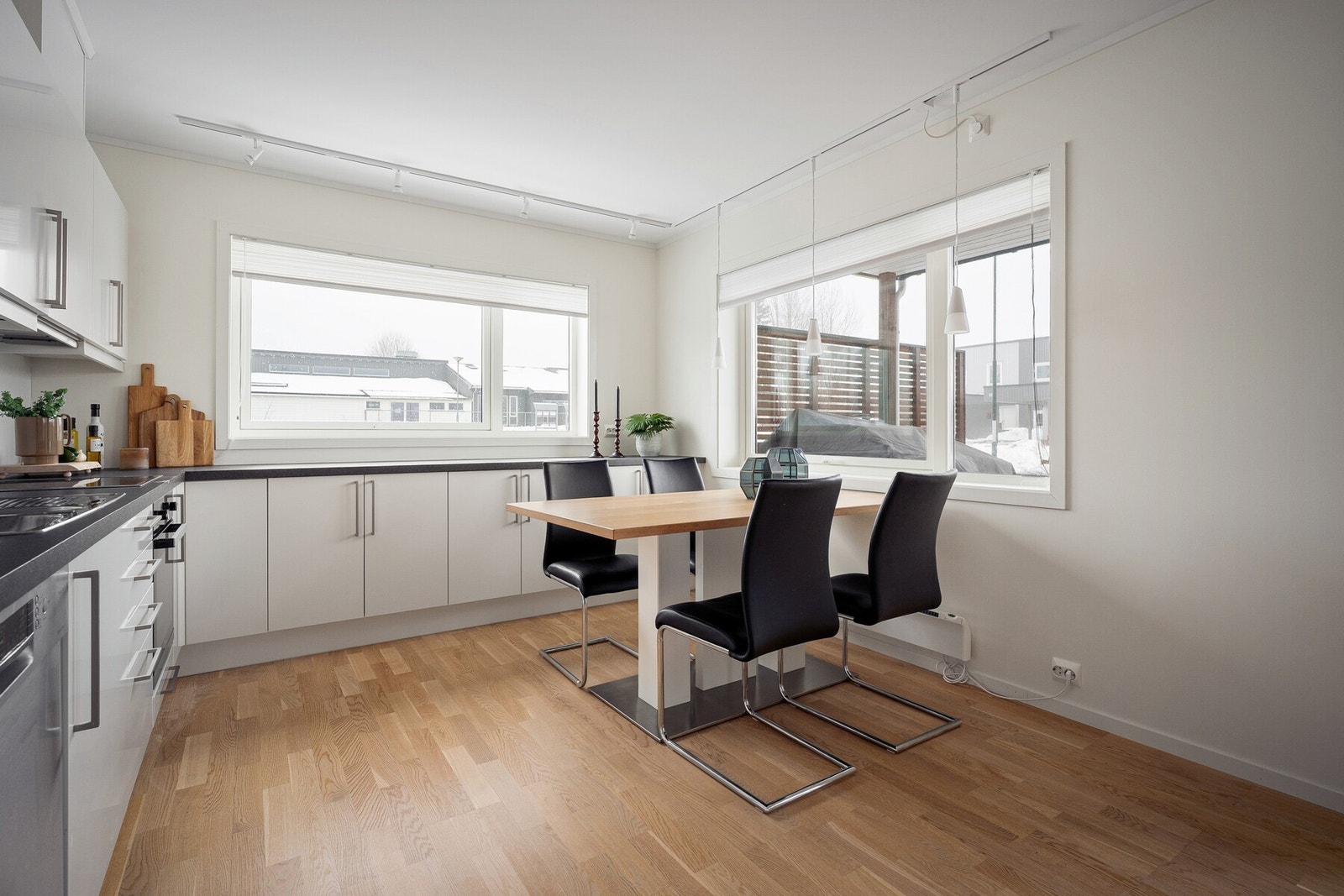 Kjøkkenet ligger i åpen løsning mot stuen og fremstår moderne og funksjonelt med gode arbeidsflater og integrerte hvitevarer. Galleribilde