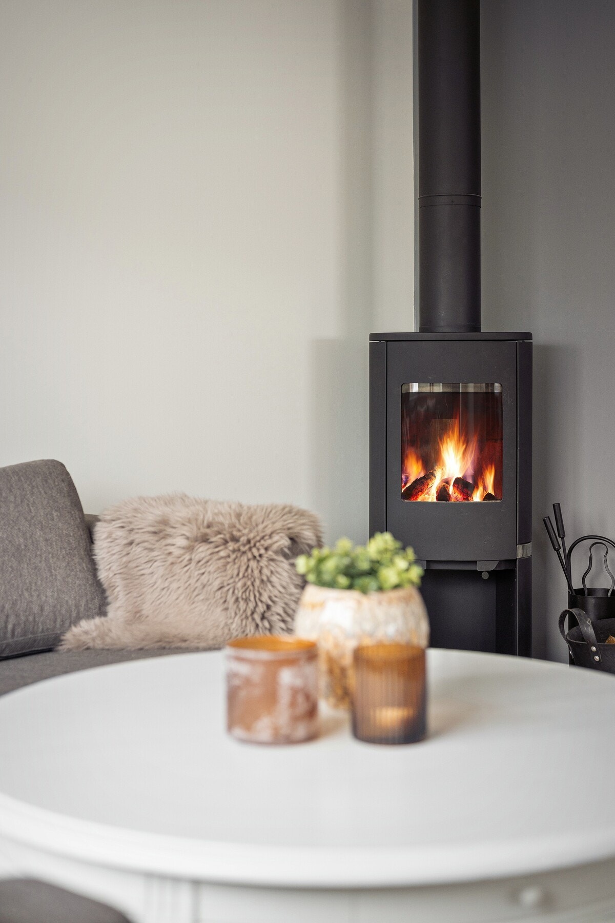 Her er det god plass til både sofagruppe og spisebord, og vedovnen bidrar til en lun og hyggelig stemning på kjøligere dager. Galleribilde