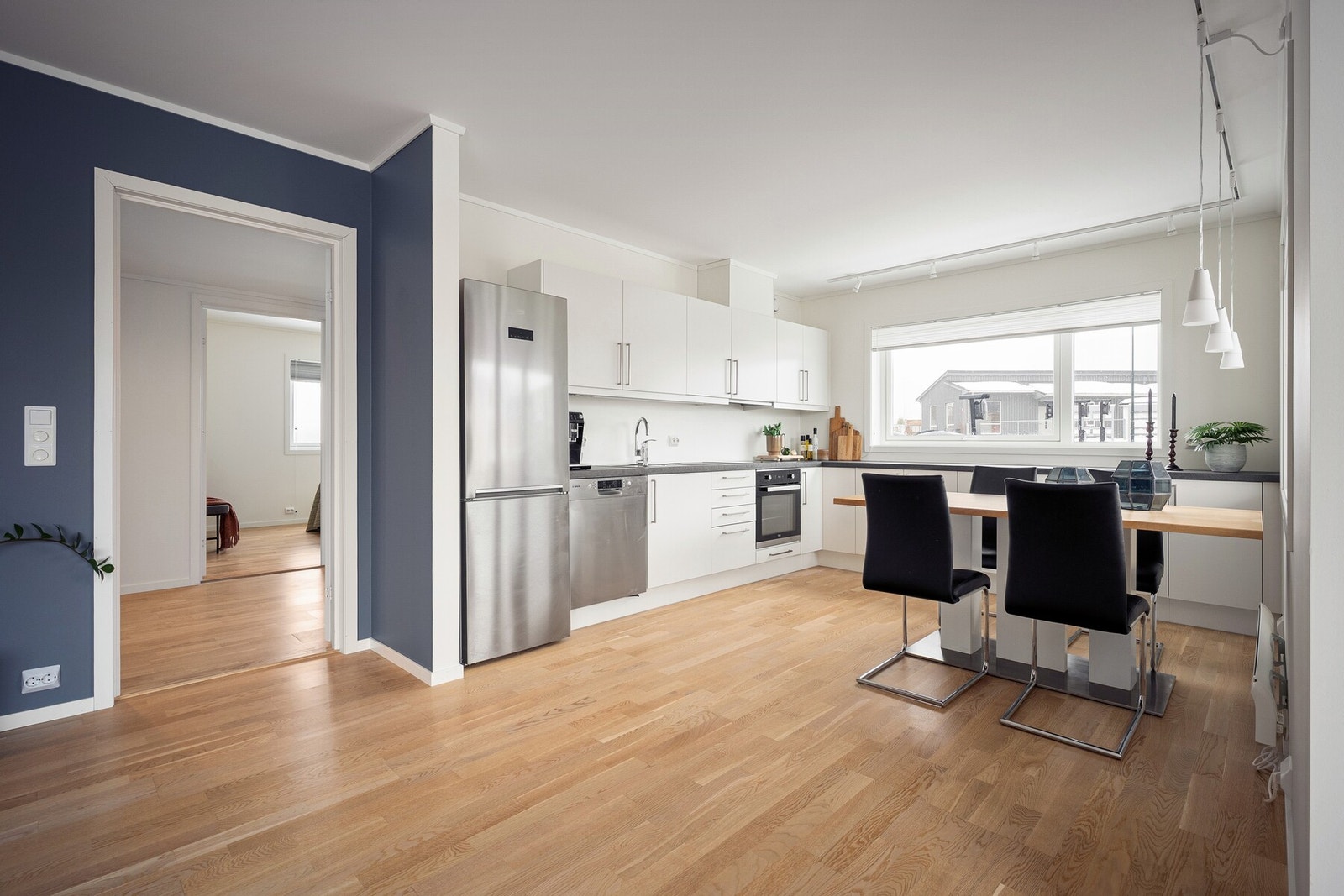 Den åpne planløsningen gjør det enkelt å kombinere matlaging og samvær. Galleribilde