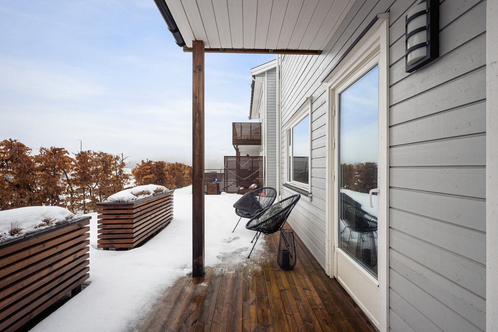 Eiendommen ligger i et rolig og barnevennlig område med kort vei til skole, barnehager, idrettsanlegg, dagligvare og Tomter stasjon - kun 28 minutter med tog til Oslo S. Galleribilde