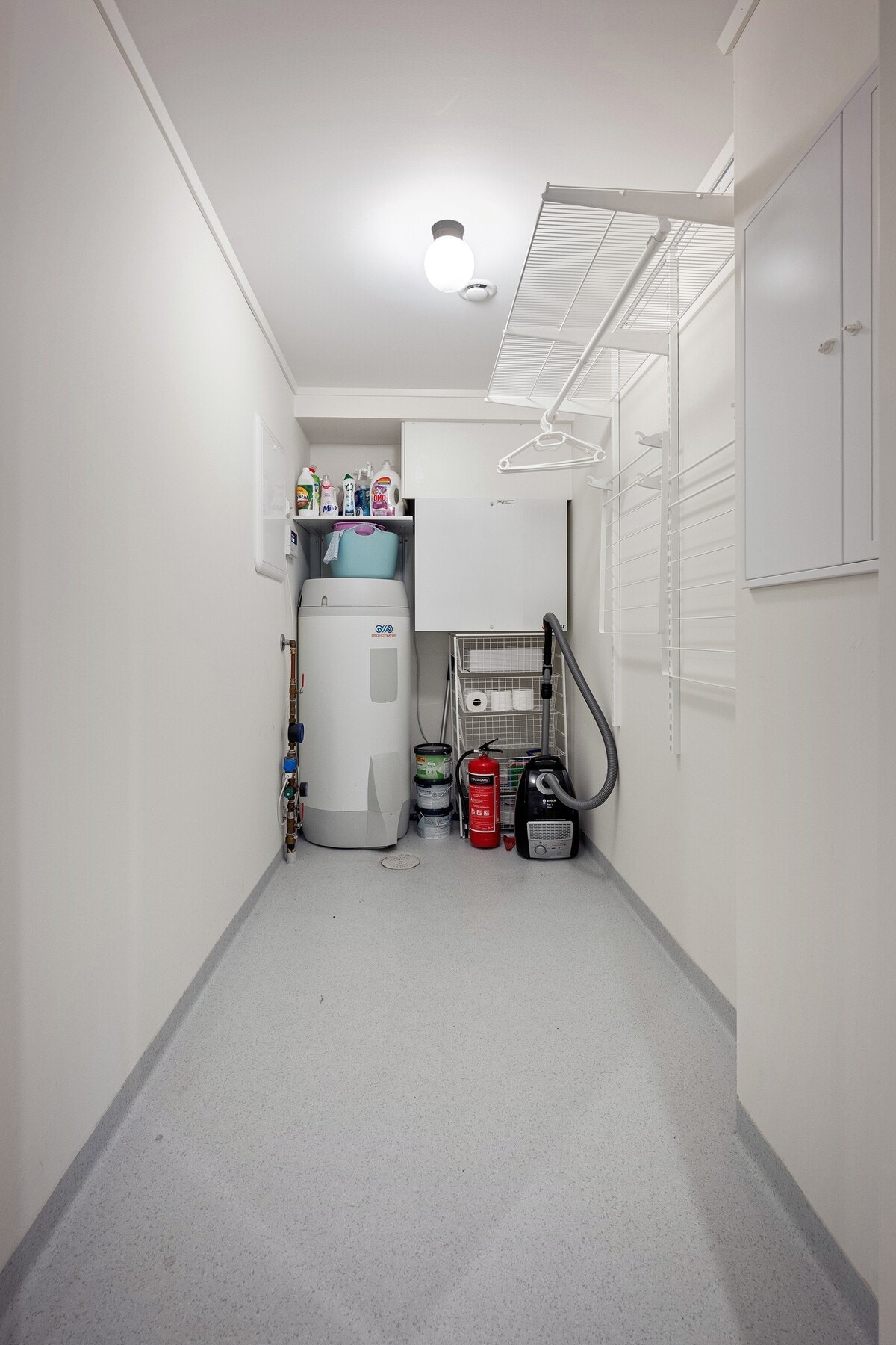 Boligen har et eget teknisk rom som også fungerer som innvendig bod, med god plass til oppbevaring. Galleribilde