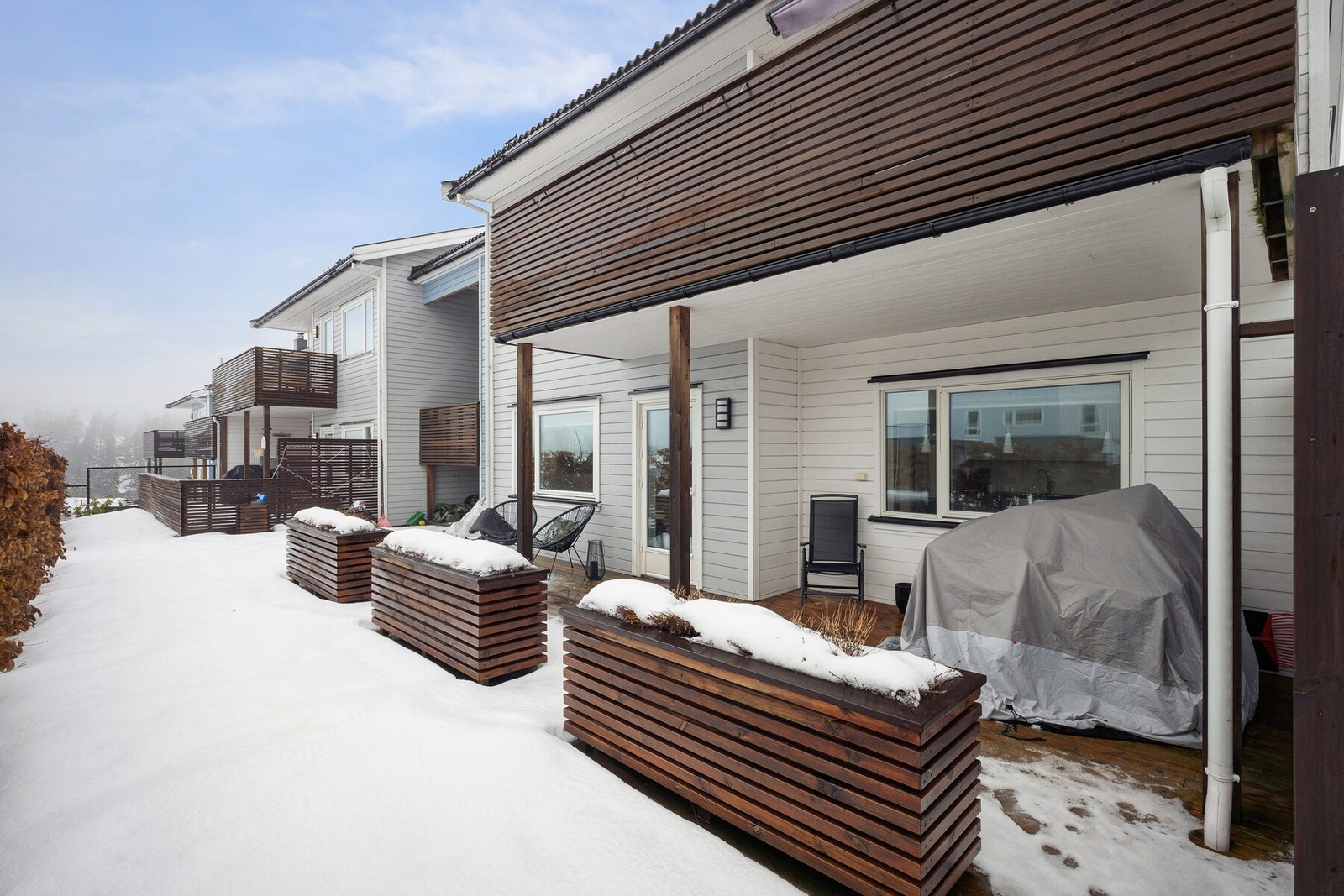 Fra stuen er det utgang til en romslig og sydvestvendt markterrasse på ca. 39 m², som gir gode solforhold og fungerer som en naturlig forlengelse av oppholdsarealet i sommerhalvåret. Galleribilde