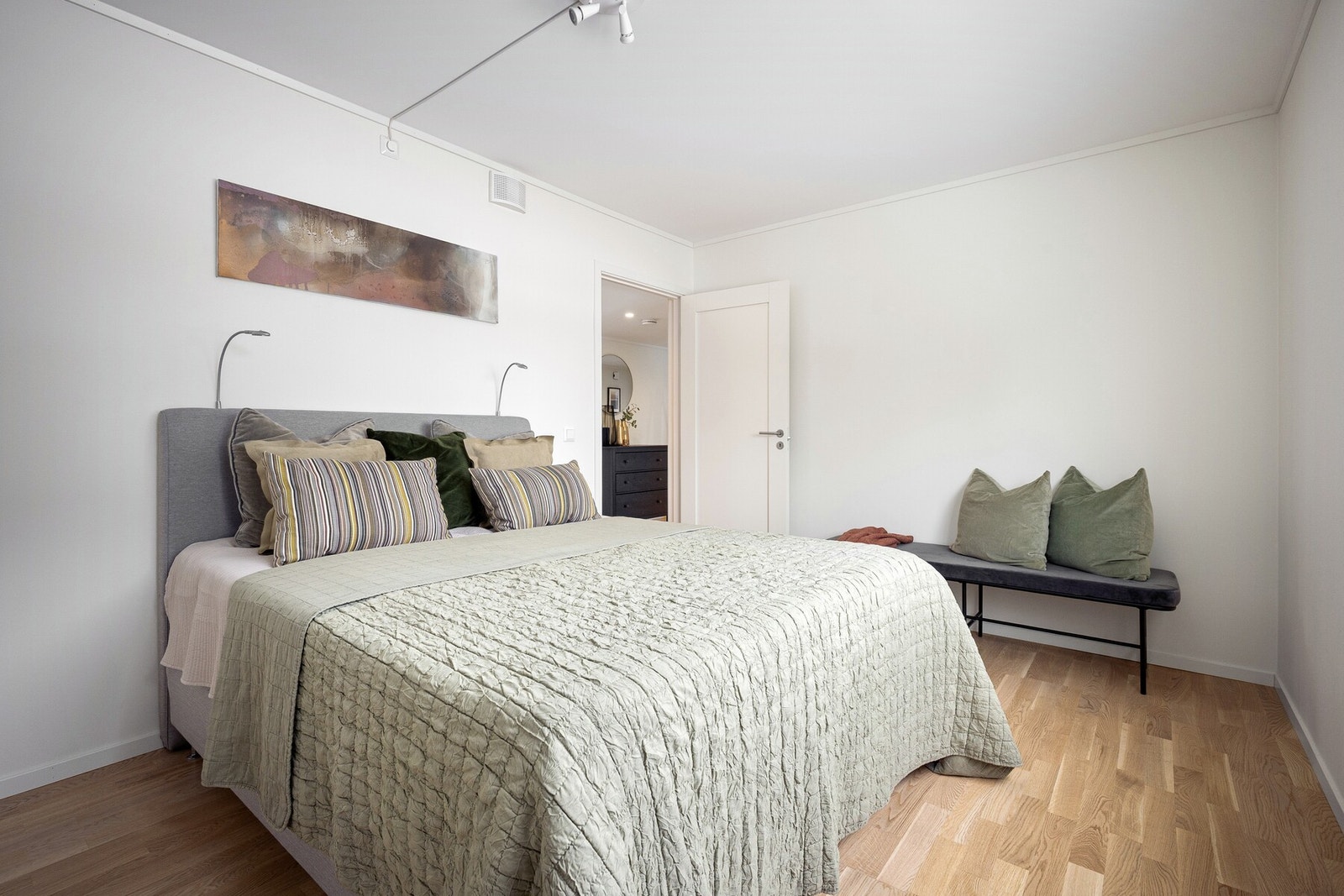 Hovedsoverommet er romslig og har god plass til dobbeltseng med tilhørende møbler. Galleribilde