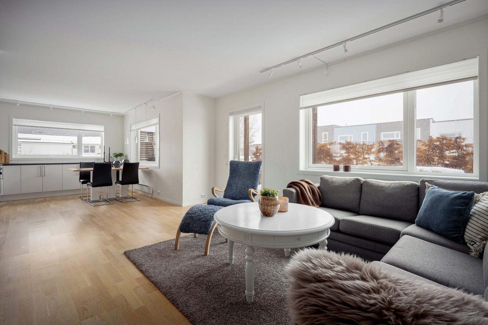 Den åpne løsningen mot kjøkkenet gir en sosial og funksjonell planløsning som passer godt for både hverdagsliv og gjester. Galleribilde