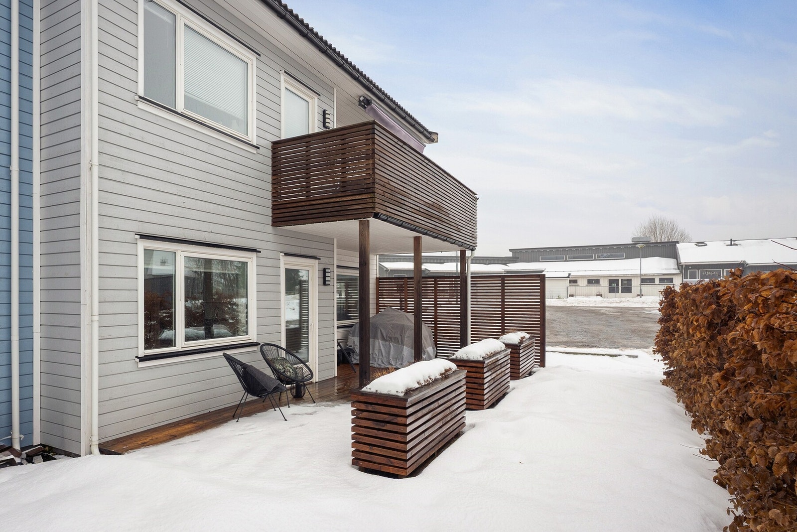 Terrassen er delvis overbygget og har god plass til både sittegruppe og grill, noe som gir fine rammer for både avslapning og sosiale sammenkomster. Galleribilde