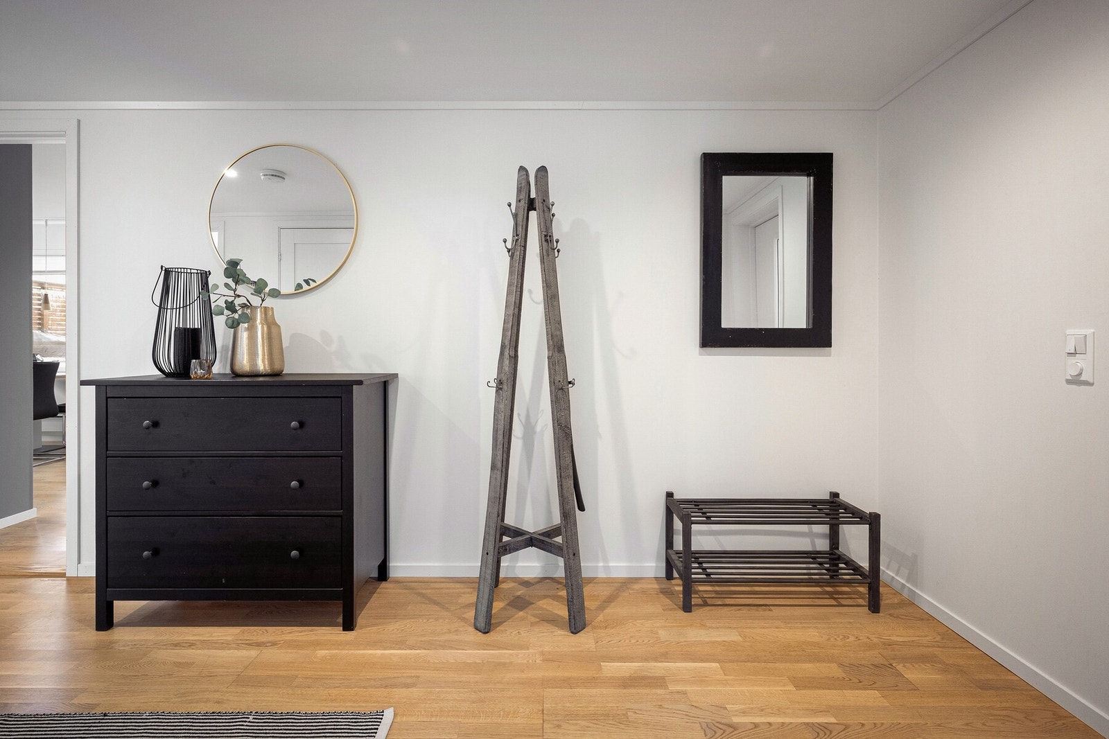 God plass til garderobeløsning og oppbevaring. Galleribilde