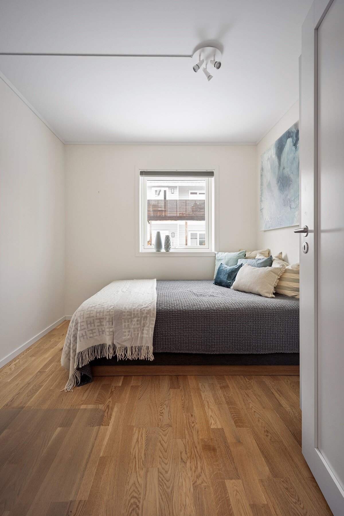 Boligen har et ekstra soverom som egner seg godt som barnerom, gjesterom eller hjemmekontor. Galleribilde